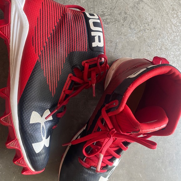 Under Armour Football Cleats - Boys size 6Y - Picture 2 of 4